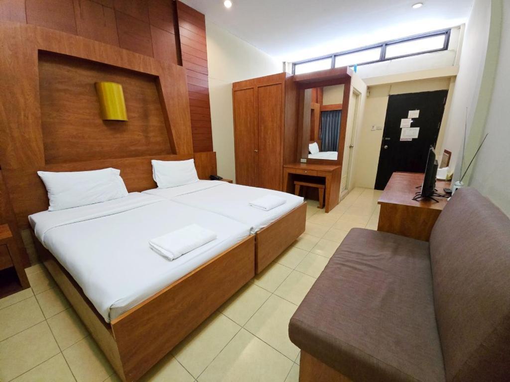 Rajata Hotel Банкок Екстериор снимка