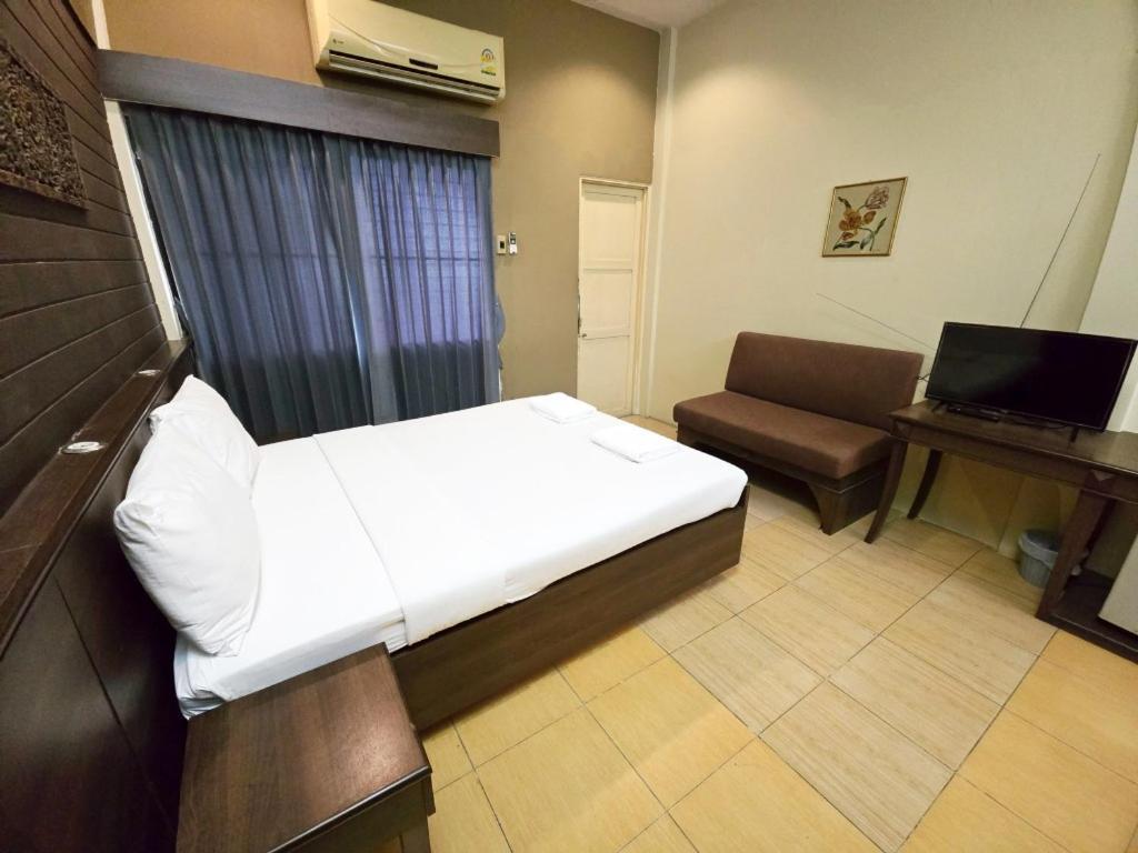 Rajata Hotel Банкок Екстериор снимка